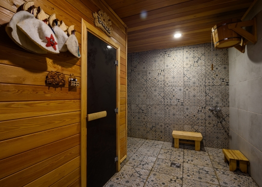 Дом полностью готов к проживанию, выполнен безупречный ремонт в элегантных светлых тонах.<br /><br /><strong><em>О доме:</em></strong><br />* Дом 2019 года постройки<br />* Фундамент - свайно - буроналивной<br />* Стены - керамические блоки porotherm, базальтовый утеплитель, облицовочный кирпич<br />* Кровля - мягкая черепица с утеплителем<br />* Материал труб отопления и теплых полов - сшитый полиэтилен<br />* Централизованные водоснабжение<br />* Канализация 2 септика по 5 колец<br />* Теплый пол в сан.узлах и прихожей<br />* Дом полностью готов к проживанию, выполнен качественный ремонт в светлых тонах<br />* Оптиковолоконный интернет<br />* По периметру дома - забор с откатными воротами.<br /><br /><br /><strong><em>О планировке:</em></strong><br />* Просторная прихожая с гардеробной, стильная кухня площадью 25 м², уютная гостиная 27 м², а также современный санузел с душевой кабиной, оформленный в элегантном стиле.