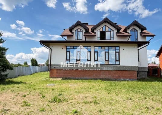Первый этаж занимают просторная кухня-гостиная 81,1 кв.м.с видовыми  витражными окнами с панорамным видом на лес и озеро.