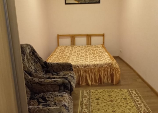 микроволновая печь, эл.чайник, телевизор, стиральная машинка, газовая плита с духовкой, двуспальная кровать, шкаф,3 кресла, раскладной диван, обеденные стол и стулья.<br />Дом находится на пересечении улиц Дальняя и Ботаническая.
