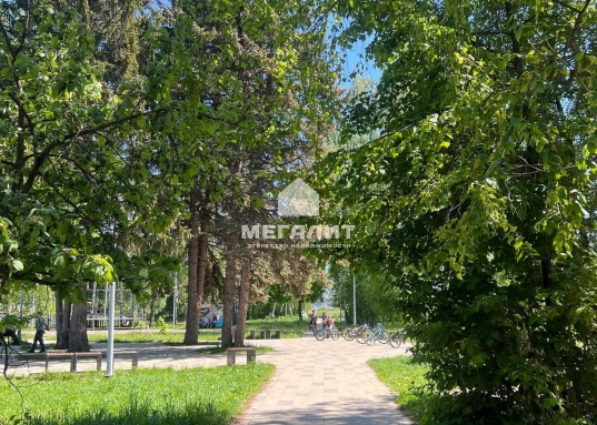 Удобное месторасположение: до города на машине 20 минут, железнодорожная станция Обсерватория - 3 минуты пешком, также рядом автобусная остановка маршрута 101с.<br />В 10 минутах ходьбы магазин «Пятёрочка», магазины хозтоваров, пекарня, ухоженная детская площадка.