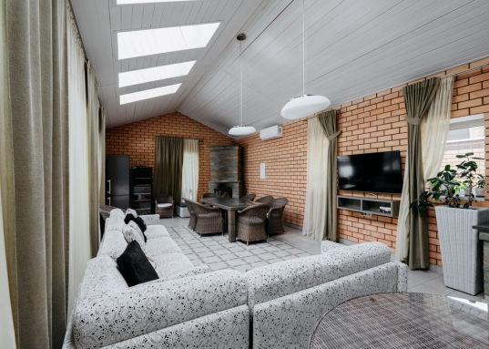 Просторная гостиная с выходом на летнюю террасу, большая кухня-столовая со встроенным кухонным гарнитуром и всей необходимой техникой, 5 спален, гардеробные, 4 санузла, прачечная, котельная, а так же уютный банный комплекс, включающий в себя предбанник, моечную, парную, комфортную комнату отдыха со всеми необходимыми удобствами, бассейн, джакузи.