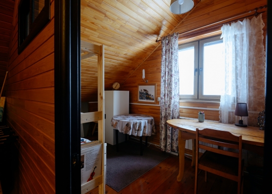 При этом есть возможность либо организовать еще одну детскую, либо объединить комнаты и укрупнить пространство.<br />В состав дома входит просторная крытая веранда, объединяющая жилое пространство с зоной барбекю.<br /><br />Дом полностью экологичен, каким и должен быть качественный дом для жизни на природе!<br />Великолепные видовые характеристики в любое время года: летом - бескрайние просторы Волги и щебет птиц, зимой - настоящая Новогодняя сказка!<br /><br /><strong><span style="text-decoration:underline;"> Об участке:</span></strong><br /><br />Участок расположен в 300 метрах от берега Волги.