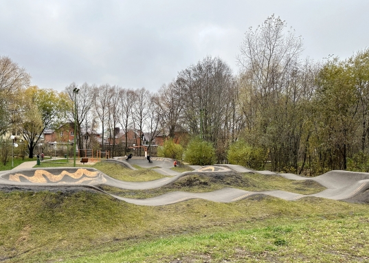 <strong>ПАРК в 3 минутах от дома</strong>, где доступны аллеи для прогулок, дорожки для пробежек, детские активности, в т.ч.