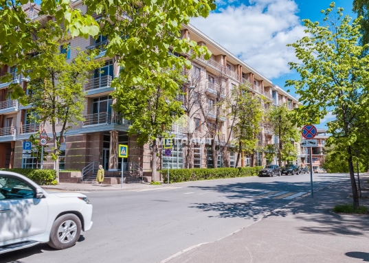 Продам четырехкомнатную квартиру в элитном жилом комплексе «Вишневый сад».<br /><br />ЖК «Вишневый сад» расположен в тихом, зеленом, благоустроенном и благополучном центре Казани, в локации с многовековой историей.
