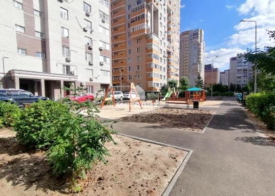 Чистая аккуратная квартира удобной планировки: просторная кухня 15,5кв. м., в гостиной 25кв. выделена зона для досуга детей, либо можно использовать под кабинет, две спальни с балконами, предусмотрена вместительная гардеробная, окна выходят во двор.