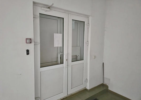 Имеется 3 входных группы: центральный - со стороны дороги и 2 запасных - с бокового и заднего фасадов здания.<br /><br />Помещение идеально подходит по торговлю: удобная планировка (просторный торговый зал 113 кв.м.), хорошая обзорность, место под вывеску.