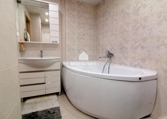 Рядом вместительная парковка.