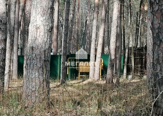 А за пределами этого зеленого острова, всего в паре километров, есть все, по чему может скучать человек, привыкший к городскому комфорту.