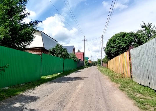 Ходят автобусы.<br /><br />      Живописное место, рядом расположен лес.