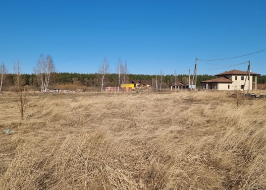 Объект расположен в новом  СНТ "Лагуна", вблизи Волжско-Камского заповедника.<br /><br />Участок находится в живописном и уникальном месте, где сохранились сосновые и смешанные леса, а близость Волги открывает яркие возможности для тех, кто уважает драйв и активный отдых.