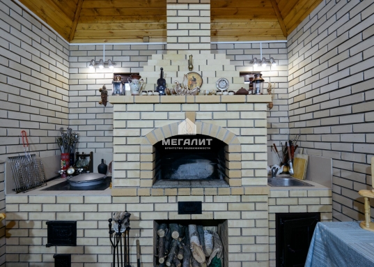 пленит Ваше сердце непередаваемой атмосферой, функциональностью и качеством!<br /><br />Дом построен в 2006 году, есть баня, гараж, теплица, летняя кухня с зоной барбекю, выполнено полное благоустройство участка: брусчатка, большое количество декоративных и плодовых деревьев: сосны, ели, кедры, разнообразие можжевельников и туй, яблони, груши, вишни, 6 сортов винограда и многое другое будут радовать Вас каждое лето!<br /><br /><strong><span style="text-decoration:underline;">О доме:</span></strong><br /><br />Год постройки: 2006<br />Материал стен: кирпич<br />Фундамент: блочный<br />Количество этажей: 2<br />Коммуникации: отопление: индивидуальный газовый котел с насосом, электричество: 15 кВт, 380 Вольт, 3 фазы, вода: артезианская скважина 67 м, система фильтрации<br />Внутренняя отделка: различные сорта древесины - лиственница, сосна, дуб и тд.<br /><br />Комфортная и адаптивная планировка: в текущей вариации 2 спальни на 1ом этаже и 3 спальни на 2ом этаже.