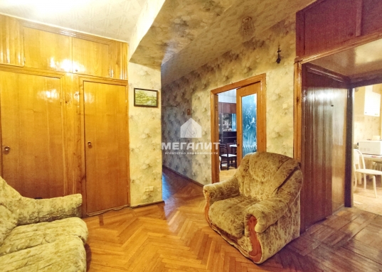 Лицей 131, Гимназия 96, Школа 18, КАИ, КФУ, КХТИ, КГАСУ, поликлиники, больницы.<br />- ТЦ Kazan Mall, ТРЦ Корстон, ТРЦ Кольцо, Парк Горького, скейт-парк Парк Урам, детский спортивный парк "Елмай" а также театры, музеи, магазины, кофейни, пекарни, атмосферные парки и скверы.<br /><br /><strong>Отличная транспортная развязка</strong>, остановки общественного транспорта в 3-х минутах, метро "Суконная слобода" 15 минут ходьбы пешком.<br /><br />Рядом улицы: Хади Атласи, Чехова, Вишневского, Лейтенанта Шмидта, Достоевского, Карла Маркса, Николая Ершова, Нурсултана Назарбаева, Калинина.<br /><br />Один взрослый собственник, вся сумма в договоре ЗВОНИТЕ!
