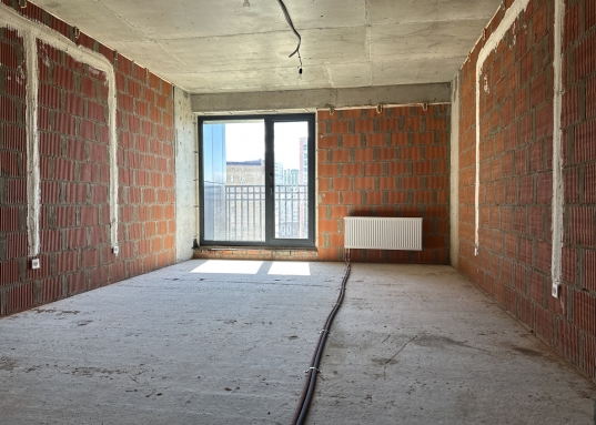 <br /><strong>Желаете купить просторную 3-евро квартиру в центре Казани?<br />Продам квартиру площадью 94 м2 на 7 этаже ЖК "Жилой дом на Хади Атласи" (Вахитовский район Казани).</strong><br /><br />Жилой комплекс бизнес класса от застройщика "Суварстроит" <strong>вводится в эксплуатацию в ноябре 2025 года. </strong><br />Квартира сдается с<strong> черновой отделкой</strong> для удобства воплощения Ваших дизайнерских задумок.