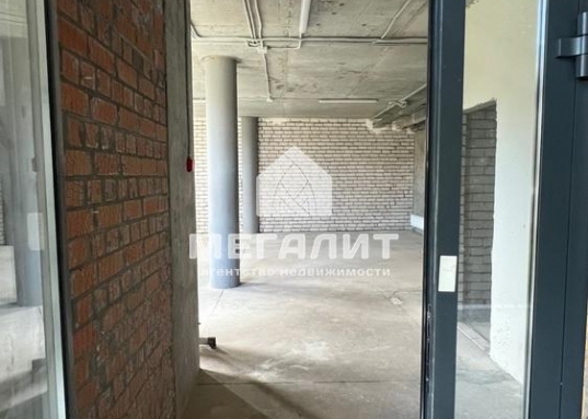 <p style="text-align:center;">Предлагается в аренду новое помещение общей площадью 63 кв.м., расположенное</p><p>на первом этаже жилого комплекса бизнес-класса.<br /><br /><em>Локация: </em></p><p>- Ново-Савиновский район города Казани<br />- удобные подъездные пути<br />- первый этаж жилого комплекса бизнес-класса<br /><br /><em>Описание:</em></p><p>- <em><strong>общая площадь помещения 63 кв.м</strong></em>.</p><p>- свободная планировка</p><p>- отдельный вход</p><p>- высота потолков 3.1 м.</p><p>- большие окна</p><p>- черновая отделка</p><p>- коммуникации: водоснабжение, водоотведение, вентиляция, электроснабжение.<br />​​​​​​​<br />НЕ ПОДХОДИТ под пункт выдачи Валбериз!<br /><br />Удачное расположение, соседство с главными "артериями" Ново-Савиновского района улицами: пр-т Хусаина Ямашева, Чуйкова, Восстания, Ибрагимова, Мусина, первая линия оживленной дороги - гарант генерации автомобильного и пешеходного трафика, здесь удастся организовать успешный бизнес практически любого назначения: бутики одежды, шоу-рум, представительский офис компании, и многое другое.<br /><br /><em><strong>Стоимость аренды без учёта коммунальных услуг</strong></em>.<br /><br />Остались вопросы?
