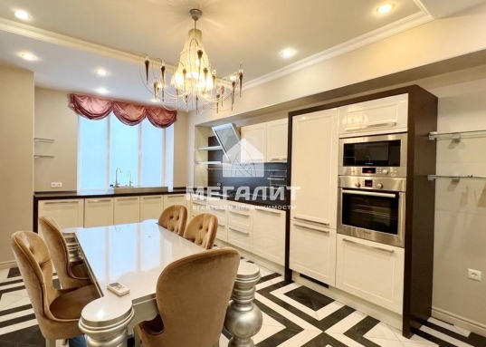 Четырехкомнатная квартира рядом с Казанским Кремлем