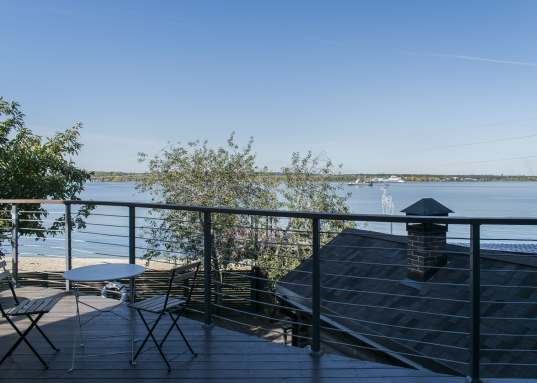 С панорамных окон и открытых террас 2 и 3 этажа, открывается умиротворяющий вид на акваторию реки Волга.