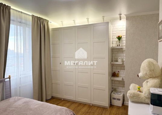 Удобная планировка квартиры: светлая кухня-гостиная 16 кв.м., изящная спальня 13,7 кв.м, уютная детская комната 14 кв.м, просторный прихожая, кладовка, совмещенный санузел с ванной, большая лоджия.