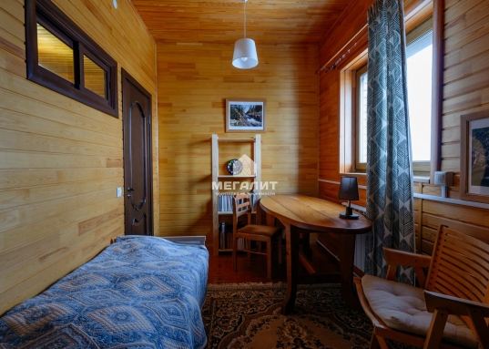 В основном известковая почва, поэтому очень хорошо растут косточковые деревья: яблони и вишни.<br /><br /><br /><span style="text-decoration:underline;"><strong>Юридические аспекты:</strong></span><br /><br />Единственный собственник, строивший дом для своей семьи, без залогов и обременений.