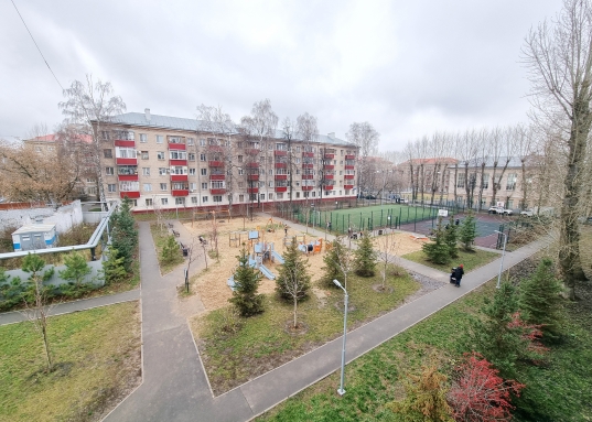 Квартира принадлежит взрослым собственникам, без долгов, обременений и занижений!<br /><br />Рядом с домом расположены детские сады, школа, высшие учебные заведения, что сделает проживание с детьми еще более комфортным. А именно лицей 110, школа 142, КНИТУ им.А.Н.Туполева-КАИ. <br /><br />Транспортная доступность также радует - будет удобно добираться в любые районы города.