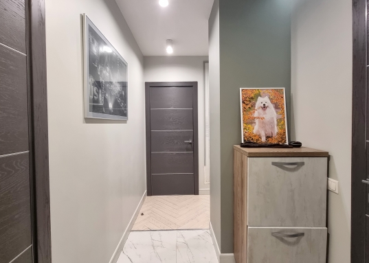 Уютная спальная комната выполнена в спокойных тонах, что создает атмосферу отдыха и комфорта.