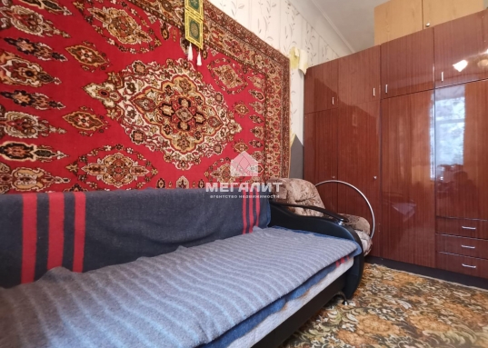 Адрес: ул. Дементьева, дом 27, Площадь комнаты: 25 м<sup>2</sup>, Площадь кухни: 8 м<sup>2</sup>, Площадь квартиры: 70 м<sup>2</sup>, Комнат в квартире: 4, Этаж: 1/3, Тип дома: Кирпичный, Район: Авиастроительный