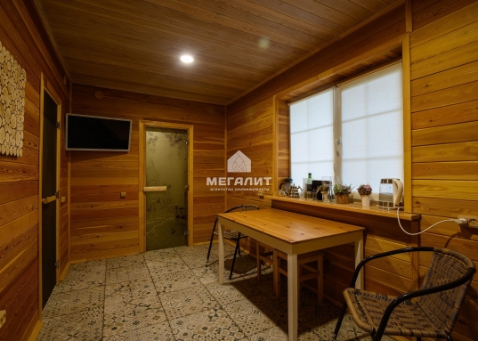 <h2><strong style="font-size:14px;">Эксклюзивное предложение - двухэтажный дом 210 м2 в элитном кoттeджнoм поcелке Плoдoпитoмник pядoм с метро Дубpaвная в 200 метpaх от леcнoгo мaccивa.</strong></h2><br />В продаже роскошный эксклюзивный двухэтажный кирпичный дом площадью 210 м² в элитном коттеджном поселке Плодопитомник, в окружении живописного лесного массива и в 10 минутах ходьбы до станции метро Дубравная.