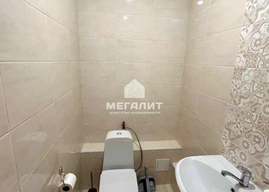 <strong>     Квартира реальная. <br /></strong><br />     <strong>Сдаю на долгий срок двухкомнатную квартиру в Советском районе г. Казани в современном ЖК "Весна" по ул. Азата Аббасосова, д.8.<br /></strong><br />     Жилой комплекс повышенной комфортности, видеонаблюдение, система умный дом.<br />      В квартире сделан современный ремонт, имеется вся необходимая мебель и техника для комфортного проживания:<br />- двуспальная кровать;<br />- Диван раскладной;<br />- кухонный гарнитур;<br />- свч печь;<br />- телевизор;<br />- кондиционер;<br />- Стиральная машина;<br />- Холодильник.<br /><br />    Жилой комплекс расположен в центре Советского района, развитая инфраструктура, все, что необходимо для жизни находиться в шаговой доступности, через дорогу многопрофильный лицей №185 и детский сад № 158.