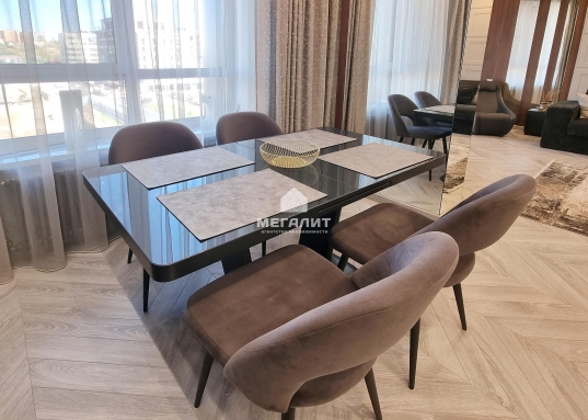 Эксклюзивный текстиль и эффектное освещение делают каждую из комнат неповторимой.