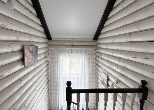 В 15 минутах ходьбы конно-спортивный комплекс.<br /><br />В поселке есть магазины Пятерочка, Верный, пункты выдачи маркетплейсов, аптеки, салон красоты, школ, детский сад.<br /><br />На участке есть возможность строительства второго дома.