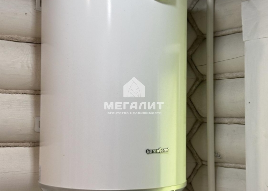 В шаговой доступности озеро и протока Волги.