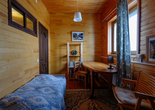 В основном известковая почва, поэтому очень хорошо растут косточковые деревья: яблони и вишни.<br /><br /><br /><span style="text-decoration:underline;"><strong>Юридические аспекты:</strong></span><br /><br />Единственный собственник, строивший дом для своей семьи, без залогов и обременений.