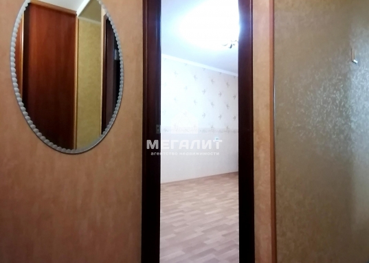 При продаже остается вся мебель и техника (холодильник Sharp, стиральная машина).