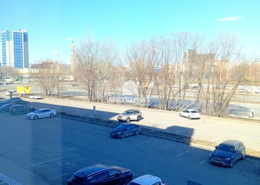 Удачная локация, оживленная улица с большим пешеходным и автомобильным трафиком. Напротив здания остановка общественного транспорта.
