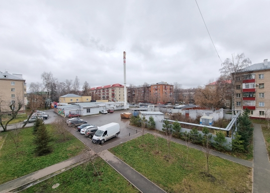 Квартира принадлежит взрослым собственникам, без долгов, обременений и занижений!<br /><br />Рядом с домом расположены детские сады, школа, высшие учебные заведения, что сделает проживание с детьми еще более комфортным. А именно лицей 110, школа 142, КНИТУ им.А.Н.Туполева-КАИ. <br /><br />Транспортная доступность также радует - будет удобно добираться в любые районы города.