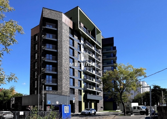 Прекрасная возможность купить квартиру по самой выгодной цене!​​​​​​​<br /><br /><strong>Вашему вниманию представлена просторная квартира - студия площадью 38,38 м2 в ЖК "Жилой дом на Хади Атласи" (Вахитовский район Казани).</strong><br /><br />Жилой комплекс бизнес класса от застройщика "Суварстроит" <strong>вводится в эксплуатацию в ноябре 2025 года. </strong><br />Квартира сдается с<strong> черновой отделкой</strong> для удобства воплощения Ваших дизайнерских задумок.