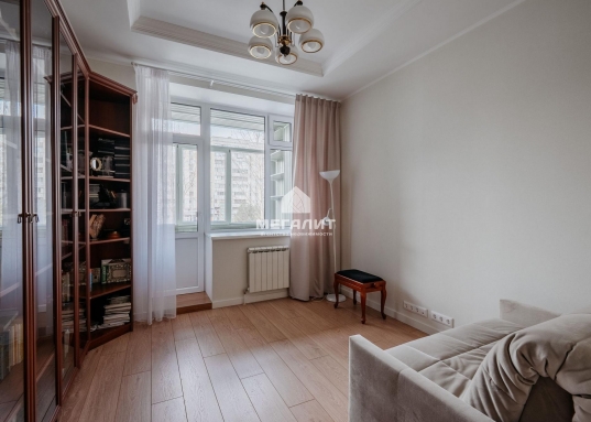 <strong>Хотите купить просторную квартиру для Вашей семьи и переехать, не мучаясь с ремонтом?</strong><br /><br />В продаже просторная евро 4-комн квартира в малоквартирном доме с индивидуальным отоплением! <br />Кирпичный дом 2004 года постройки, отличная шумо- и теплоизоляция, приличное соседство - одни из многих плюсов нашего предложения!<br /><br /><span style="text-decoration:underline;">О КВАРТИРЕ:</span><br />Квартира площадью 131,5 м2 (без учета лоджий) расположена на 2-ом этаже.