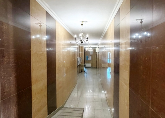 Состоит комплекс из пяти блоков и находится на холме, что делает его заметным с многих точек Казани.