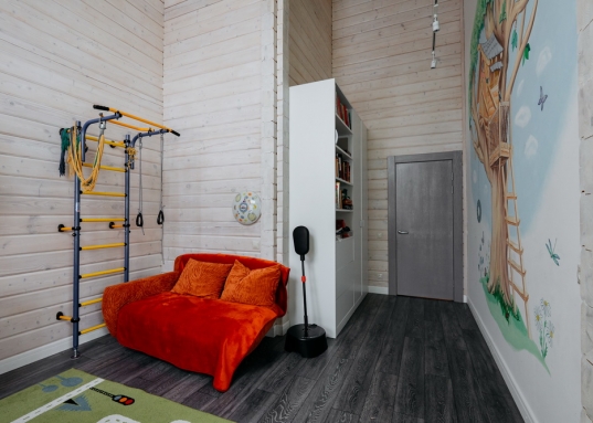 На территории имеется отельное строение- зона летней кухни и барбекю: место для неформальных встреч, семейных обедов и вечеринок, где готовка не помешает общению и приятному времяпровождению.