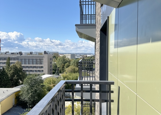 При этом дом скрыт от шумных дорог и позволит насладиться тишиной и покоем после активно проведенного дня.<br />В шаговой доступности находится ст.