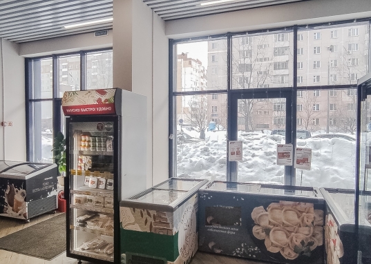 Сдается торговое помещение на 1-ом этаже в жилом комплексе «Sreda of Life» по ул. Четаева 43 А, Ново-Савиновский район.<br /><em>Характеристика помещения:</em><br />- 1-я линия<br />- отдельный входная группа<br />- высота потолка 4,25 м<br />- есть санузел<br />- возможность установки вывески<br />- панорамные окна<br />- 2021 год постройки ЖК<br /><br /><em>Условия аренды:</em><br />- 2190 руб./кв.м. в месяц (без НДС)<br />- общая стоимость аренды: 100 000 руб./ мес.