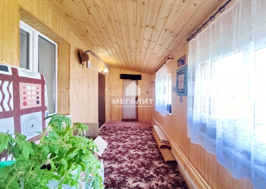 <br /><br /><br />Дом находится в тихом Пестречинском районе в<strong> селе Татарское Ходяшево</strong>, что обеспечивает спокойную и уютную обстановку для проживания.<br /><br /><strong>Общая площад</strong>ь дома <strong>75,7 кв.м. Участок</strong> ровный <strong>32,6 сотки</strong><br /><br />Дом <strong>кирпичный</strong>, снаружи обшит сайдингом,<strong> стандартный ремонт</strong>, пластиковые окна, на полу линолеум. Новые владельцы смогут <strong>сразу заселитьс</strong>я и начать комфортно <strong>проживать</strong>.<br /><br /><strong>В доме имеются все необходимые условия для жизни семьи</strong>: просторные комнаты, удобная кухня, санузел, установлен котел индивидуального отопления, бойлер на горячую воду и душевая кабина, погреб и все необходимые коммуникации, своя скважина.<br /><br /><strong>Во дворе</strong> есть <strong>бревенчатая баня, сарай, место для парковки Вашего автомобиля</strong>.<br /><br /><strong>На участке</strong> растут различные цветы, груши, яблоня, смородина, малина, клубника.