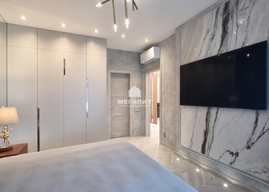 Эта квартира отвечает вашим высоким требованиям. Большая редкость – полное отсутствие минусов, только одни плюсы.<br />Получить любую консультацию, а также договориться о просмотре можно по телефону.