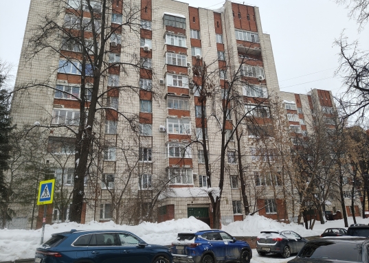 Предлагаем вашему вниманию <strong>3-х комнатную квартиру на высоком</strong> <strong>1-ом этаже</strong> 9-ти этажного дома<strong> в историческом центре Казани</strong>, в районе <strong>метро "Суконная Слобода"</strong>.<br /><br />Квартира расположена в <strong>Вахитовском районе </strong>по ул. Лесгафта 28а.<br />Общая площадь квартиры составляет <strong>91.20 кв.м</strong>., что делает её идеальным вариантом для большой семьи, ценящей комфорт и удобство.<br /><br />В квартире имеются <strong>три просторные комнаты</strong>, а также кухня площадью 9.4 кв. м. Сейчас в квартире имеется стандартный ремонт, окна из алюминиевого профиля, на полу дубовый паркет, что даёт новым владельцам воплотить в жизнь свои дизайнерские идеи.<br /><br />В доме есть подвальное помещение для хранения вещей, заготовки на зиму.<br /><br /><strong>У дома идеальная локация!</strong><br /><br />Инфраструктура района позволит с максимальным комфортом удовлетворить все потребности:<br />- детские сады 136, 34.