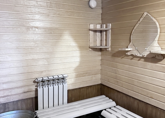 В 15 минутах ходьбы конно-спортивный комплекс.<br /><br />В поселке есть магазины Пятерочка, Верный, пункты выдачи маркетплейсов, аптеки, салон красоты, школ, детский сад.<br /><br />На участке есть возможность строительства второго дома.