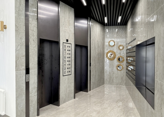 Просторная <strong>гардеробная комната</strong> при входе.