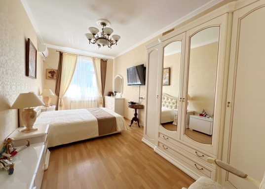 Квартира общей площадью 124,3 кв.м (с балконами 128,1 кв) расположена на 1 этаже 10-этажного кирпичного 1-подъездного дома.