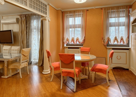 Это не просто жильё, а заявление о статусе: дом расположен в шаговой доступности от здания Госсовета РТ и Кабинета Министров.</p><h4>Ключевые характеристики</h4><ul><li><p><strong>Площадь:</strong> 153.3 м².</p></li><li><p><strong>Этаж:</strong> 4‑й.</p></li><li><p><strong>Год постройки дома:</strong> 2004.</p></li><li><p><strong>Высота потолков:</strong> 3 метра.</p></li><li><p><strong>Особенности планировки: </strong>просторная кухня, столовая-гостиная с французским балконом, рабочий кабинет с панорамными окнами, мастер-спальня с собственным санузлом, гардеробной и лоджией, гостевой санузел при входе.</p></li><li><p><strong>Камерность:</strong> всего 2 квартиры на лестничной площадке — гарантия приватности и спокойствия.</p></li><li><p><strong>Стоимость:</strong> 63 млн рублей (включая парковочное место в подземном паркинге).</p></li></ul><h4>Безупречная отделка и премиальная мебель</h4><p>Квартира ждёт своих хозяев: ремонт выполнен в 2009 году, в ней <strong>никто не жил</strong>.