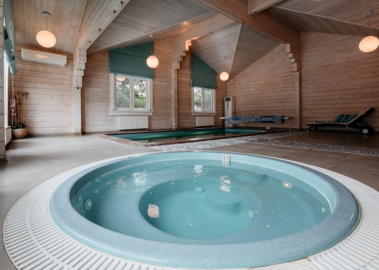 Внутренняя отделка дома выполнена из натурального дерева, во всех помещениях установлены пластиковые евроокна и кондиционеры.