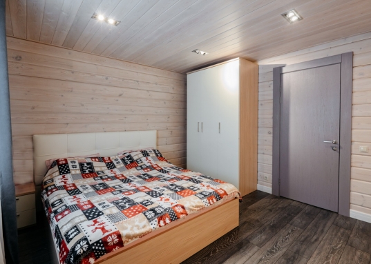 Это уголок тишины и покоя, чистый воздух и завораживающие пейзажи, которые погружают в умиротворенную атмосферу загородной жизни.