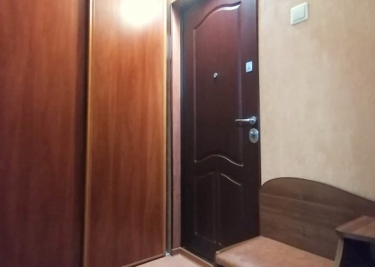 Удобная планировка, при входе оборудована вместительная гардеробная, большая шестиметровая лоджия с двумя вместительными шкафами, благодаря чему в квартире тепло зимой и прохладно летом. Сделан отличный ремонт, выровнены стены, заменена электропроводка, системы водоснабжения, канализации и батареи, двойное пластиковое остекление квартиры и лоджии, обои в спокойных тонах, на полу качественный линолеум, в холле – плитка, на лоджии – керамогранит, двери из массива сосны, сан.узел в кафеле, дорогая сантехника, в холле вместительная гардеробная.